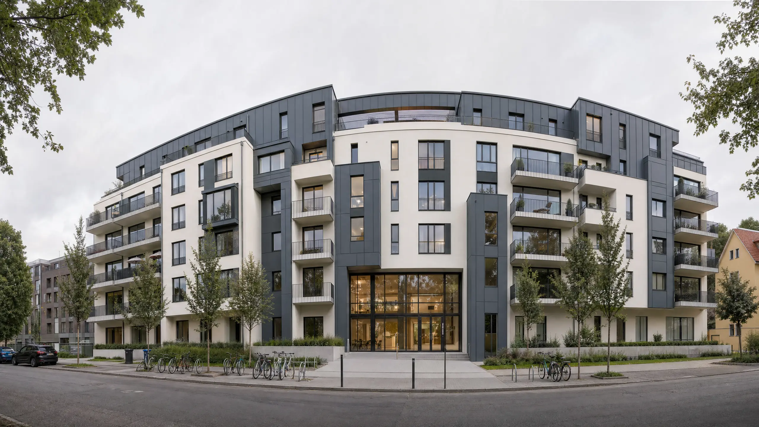 Frame iz 360 panorame stambene zgrade — ulična perspektiva